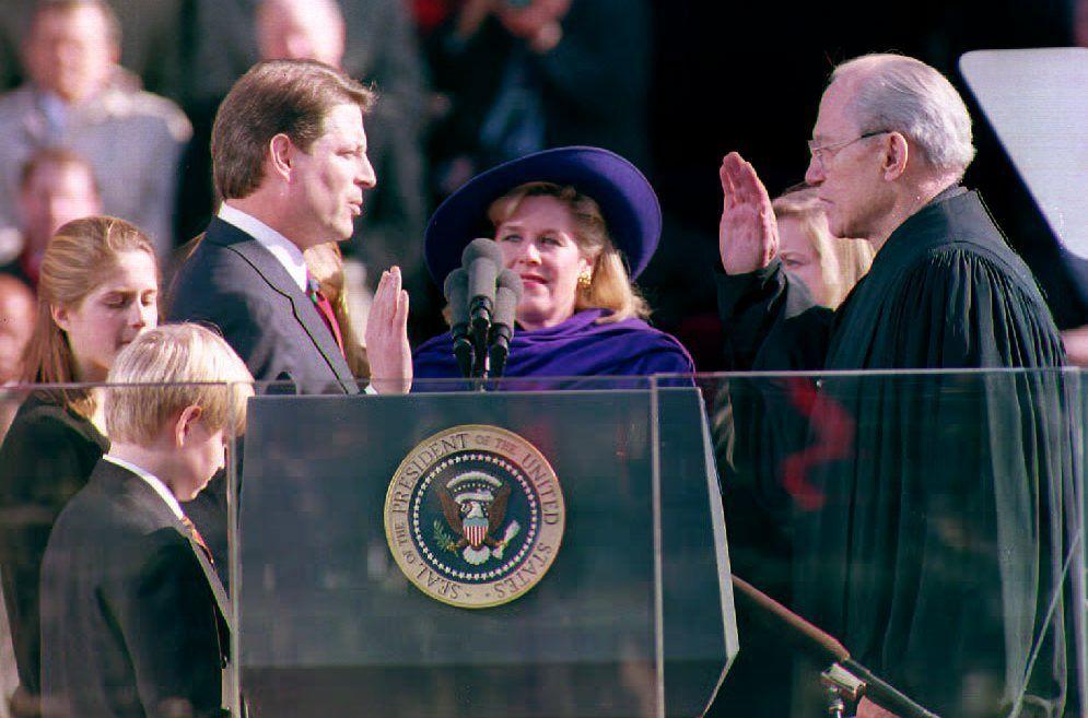 ال غور يؤدي اليمين الدستورية كنائب للرئيس عام 1993