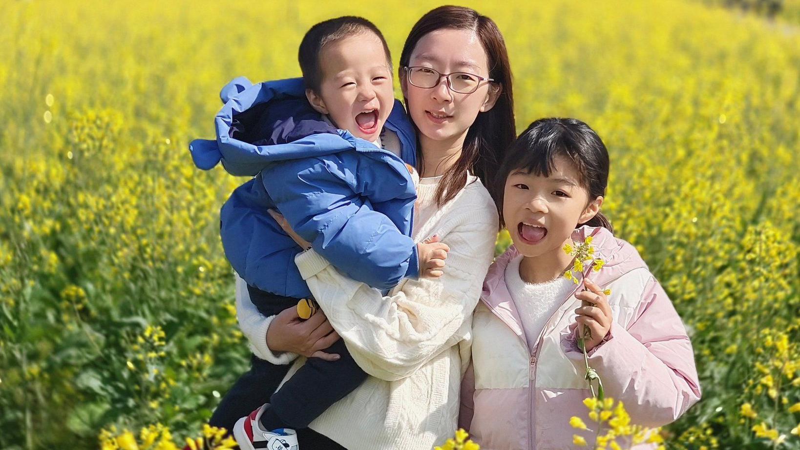Xiao Zhuo and her two children