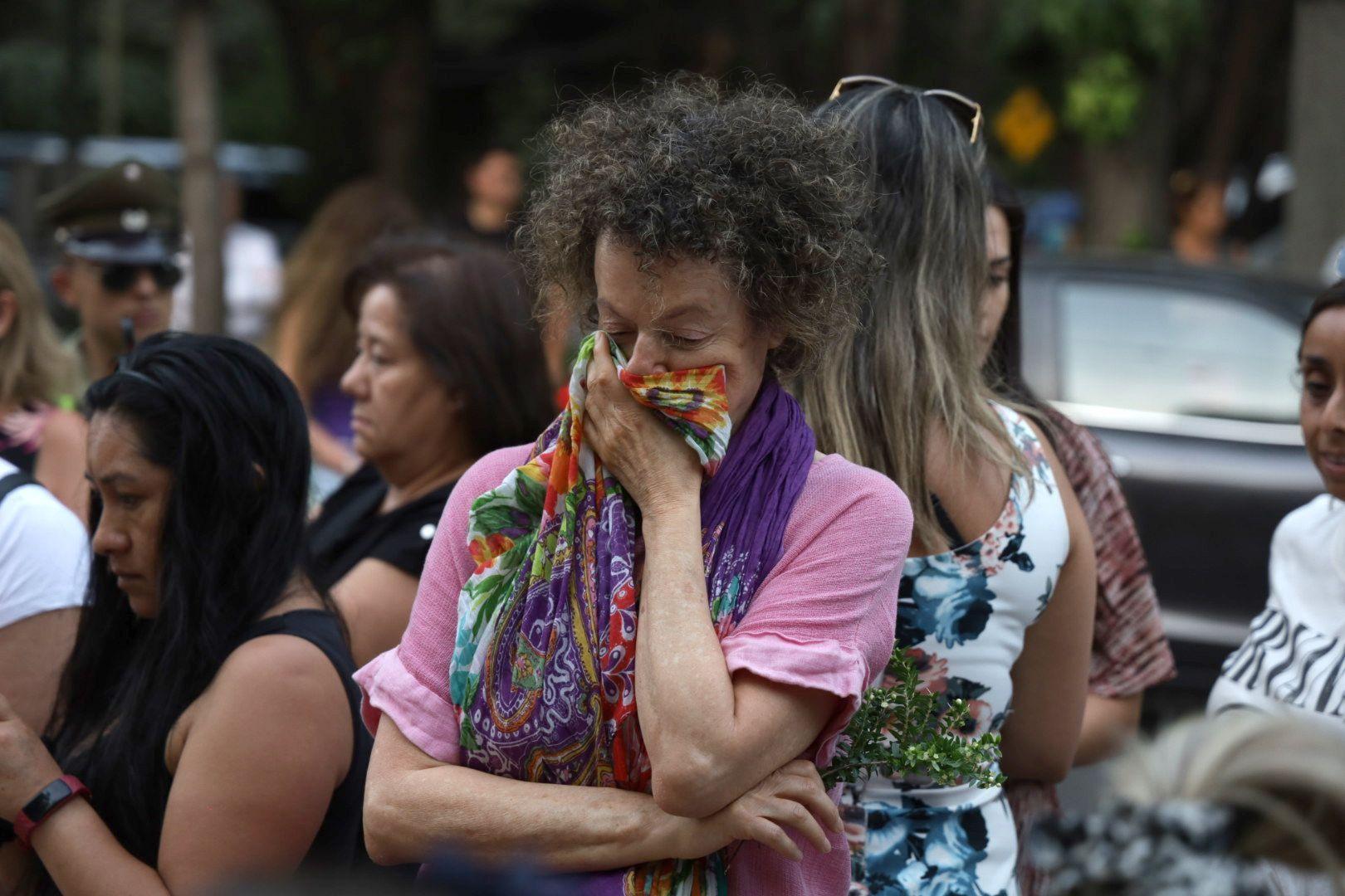 Una mujer se tapa con un pañuelo cerca de la residencia de Sebastián Piñera