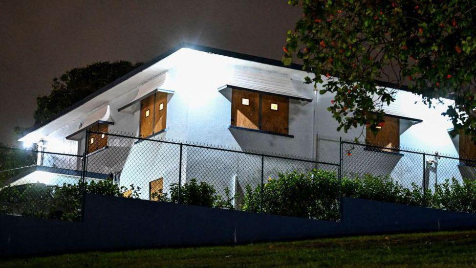 Una casa con las ventanas tapadas con tablas de madera