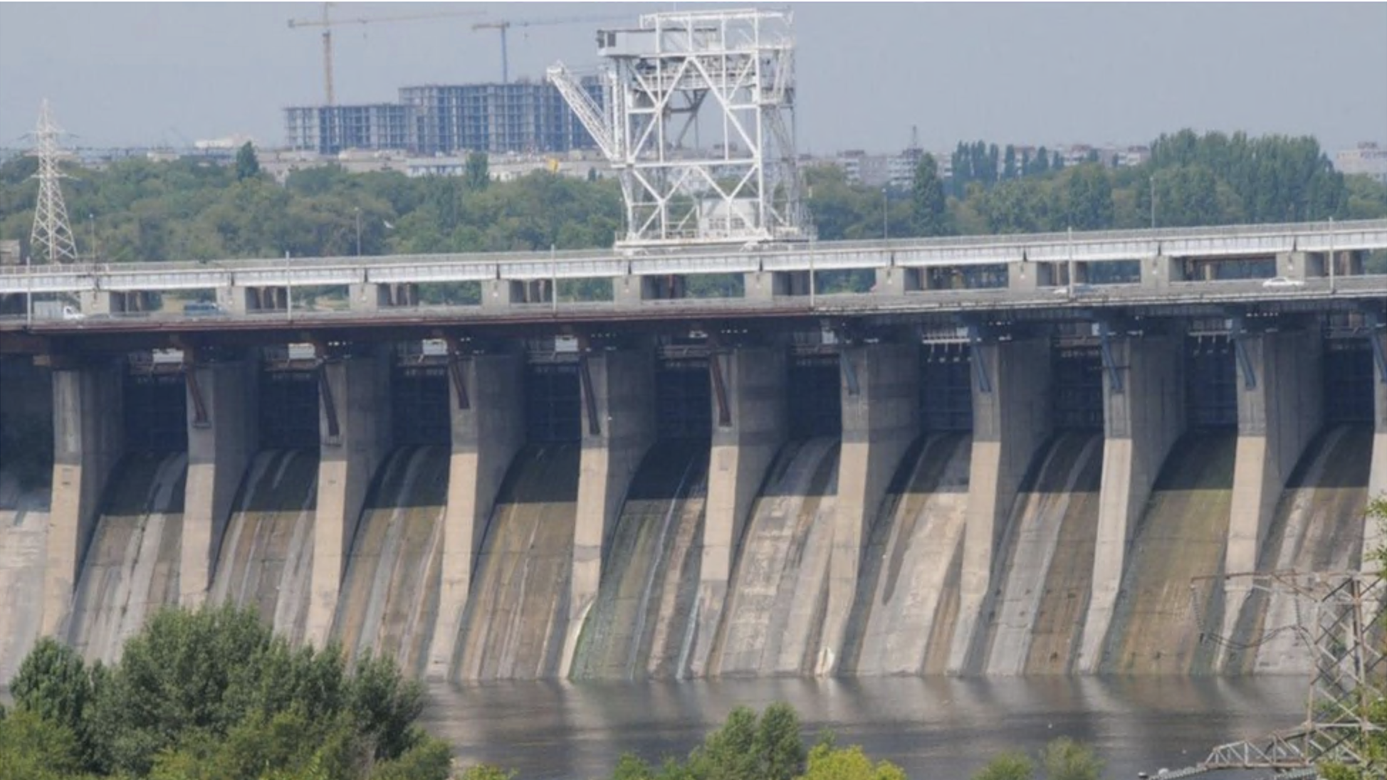 Barragem e usina hidrelétrica Dnipro, perto de Zaporizhzhia