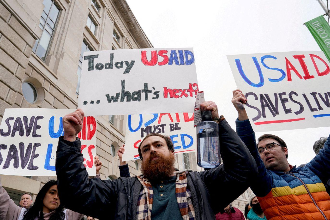 Demonstranti drže natpise podrške USAID