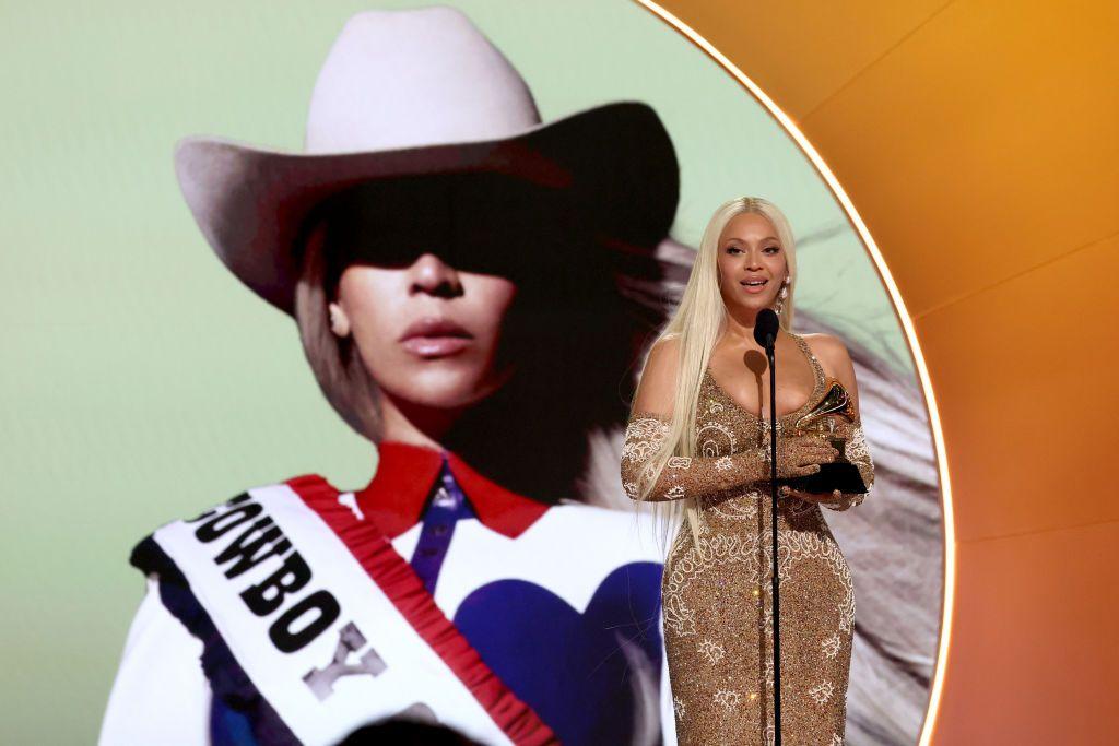 Beyoncé acepta el premio a mejor álbum de música country 