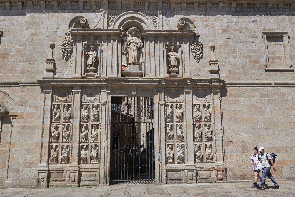 Peregrinos pasan por la puerta santa