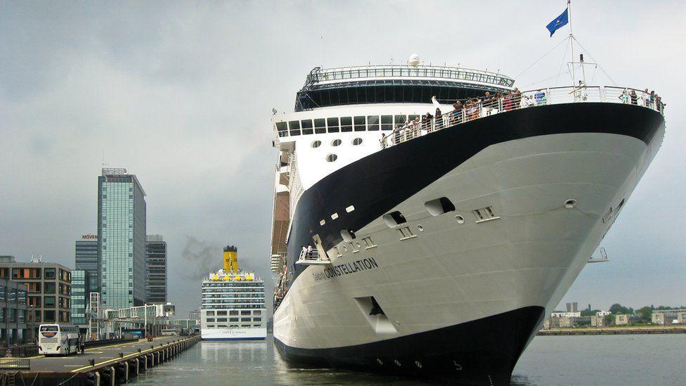 Un crucero en el puerto de Ámsterdam