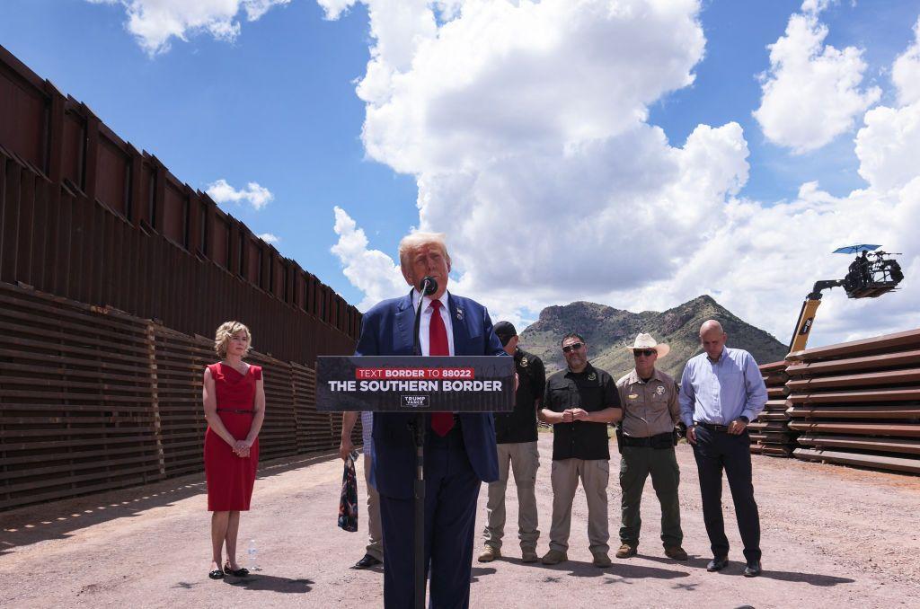 Trump dando un discurso junto al muro fronterizo en Arizona.