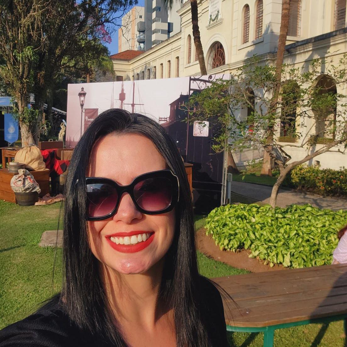 Mulher branca posa no Museu da Imigração