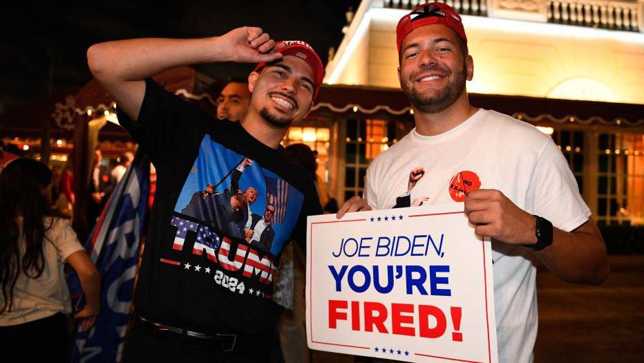 Jóvenes celebran la victoria de Trump en Miami.