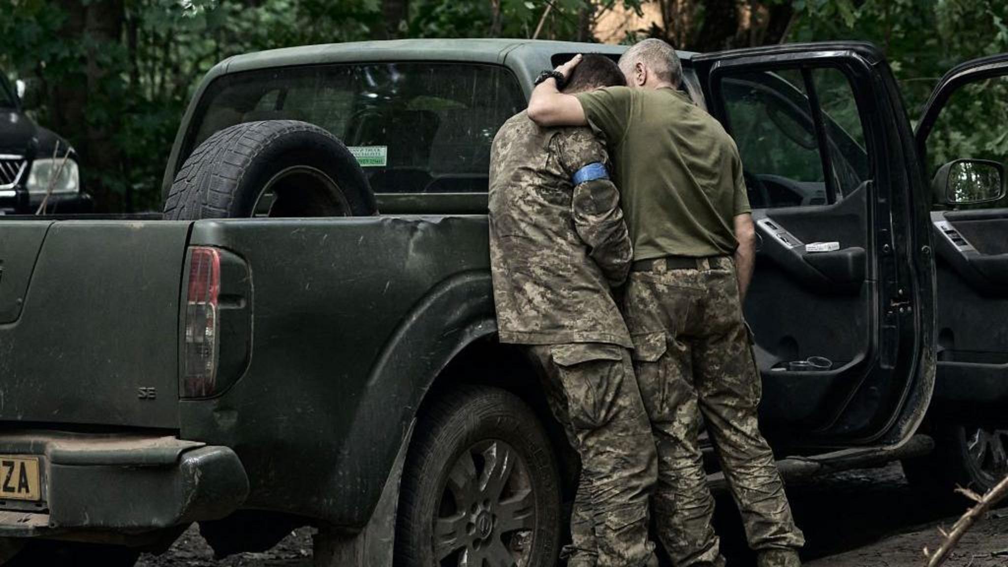 Un soldado ucraniano consuela a un compañero durante los combates en Kursk