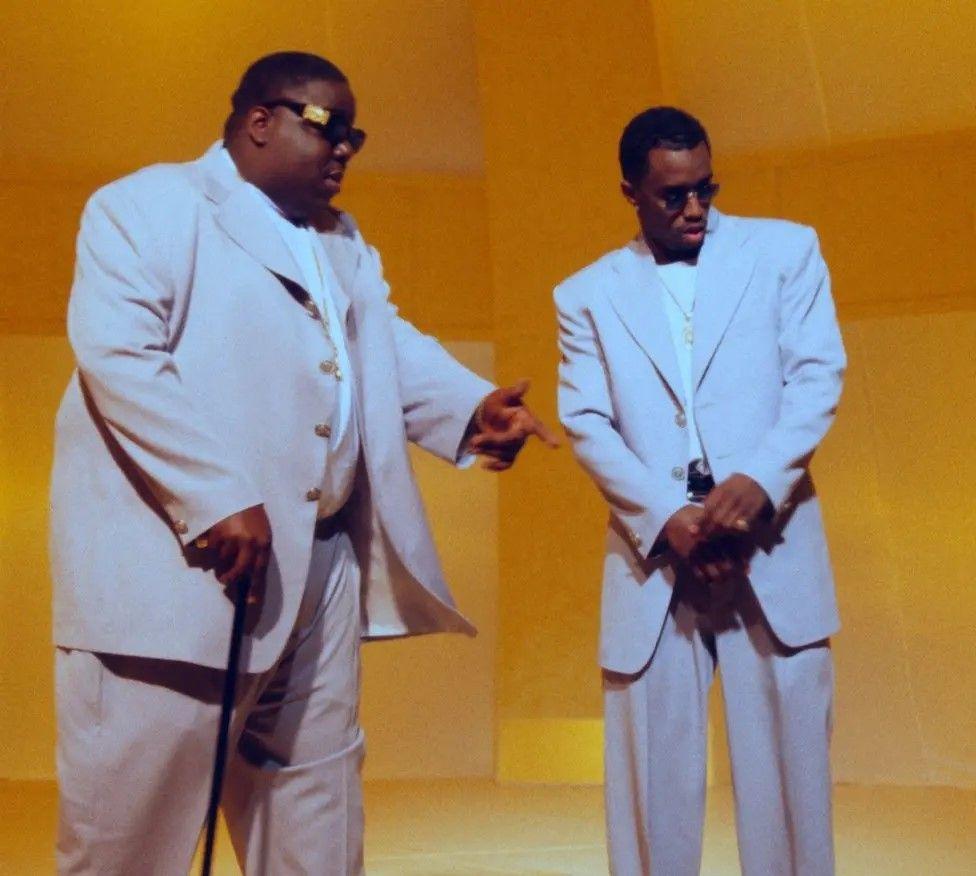 The Notorious B.I.G. (à esquerda) e Puff Daddy no set do videoclipe de 