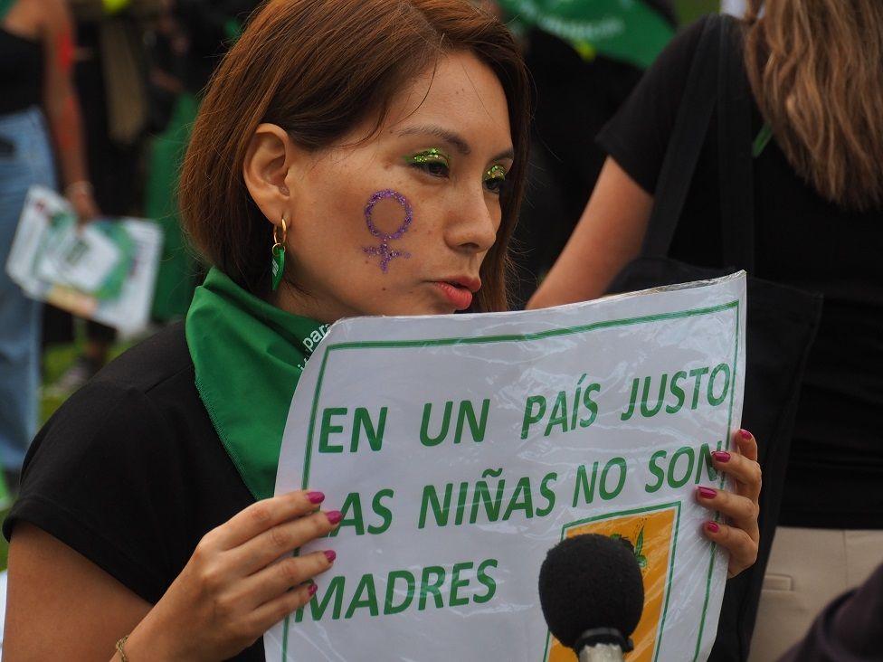 Mujer con una pancarta que dice: "En un país justo las niñas no son madres"