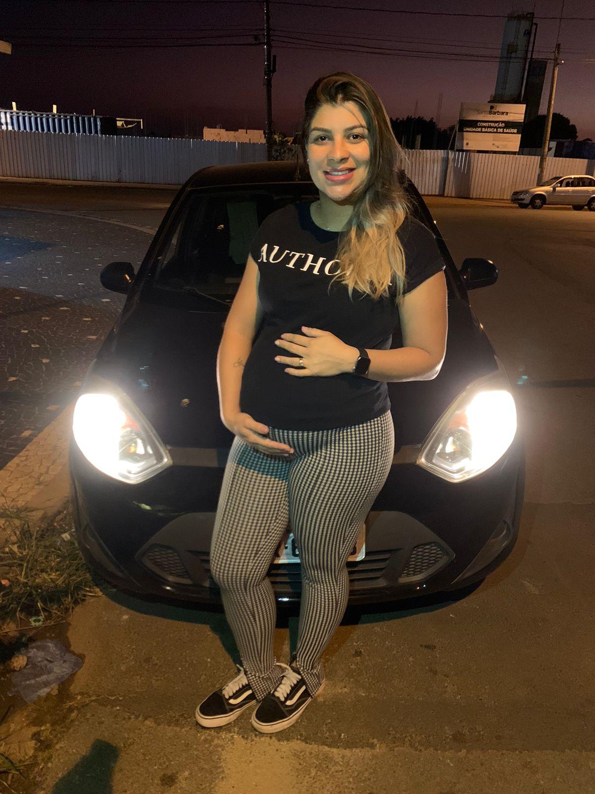 Kery grávida em frente ao carro 