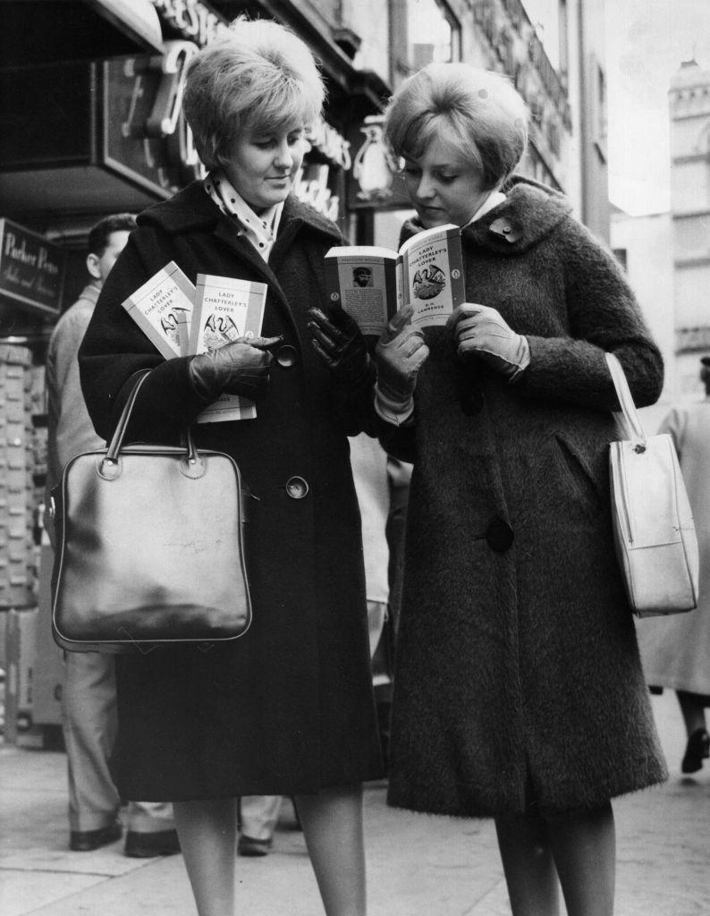 Duas mulheres do lado de fora de uma livraria em Leicester Square, em Londres, com exemplares de 'Lady Chatterley's Lover', de D. H. Lawrence, depois que um júri decidiu que o livro não era obsceno