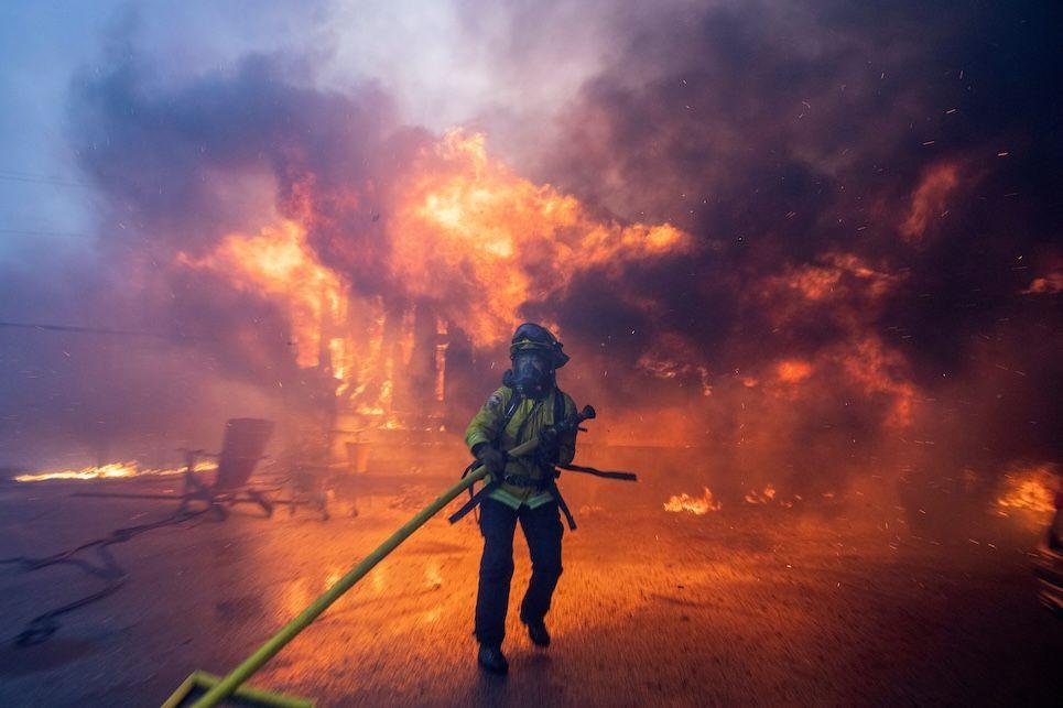 Vatrogasac se bori sa požarom u Kaliforniji