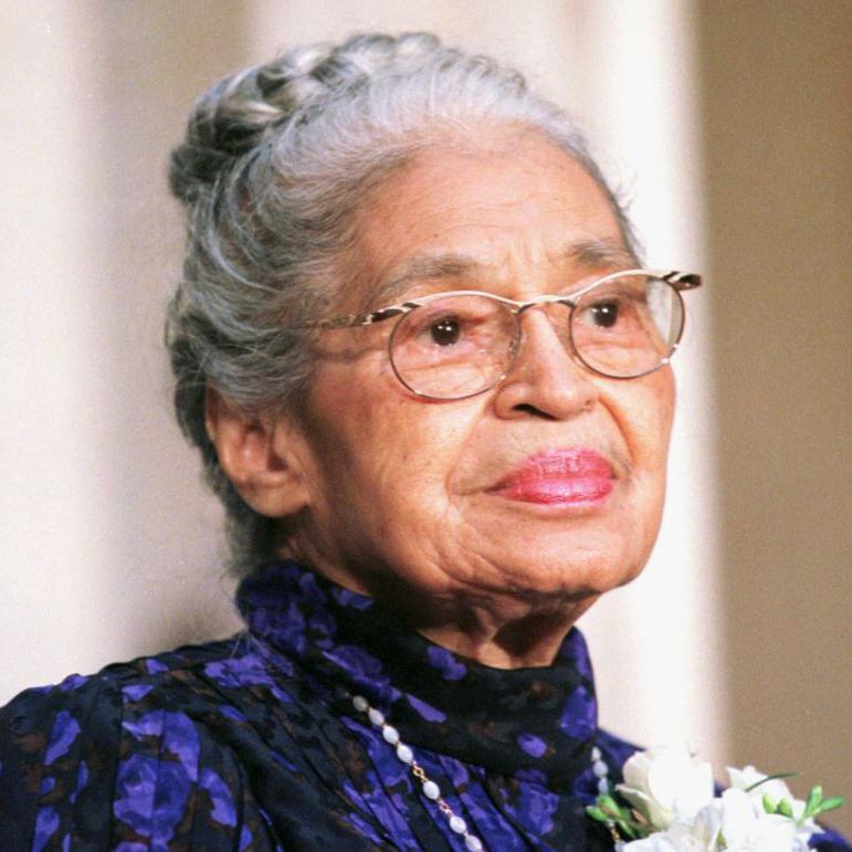 Rosa Parks em cerimônia para receber Medalha de Ouro do Congresso em 14 de junho de 1999