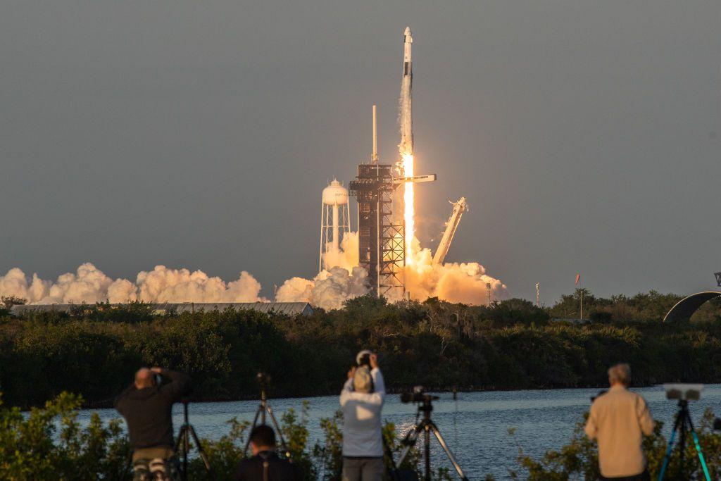 Un cohete saliendo al espacio desde Cabo Cañaveral.