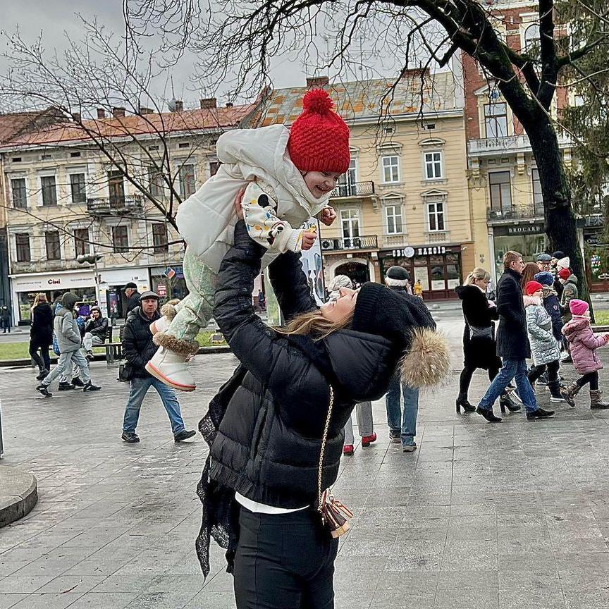 Aline e a filha Manuela em Kiev