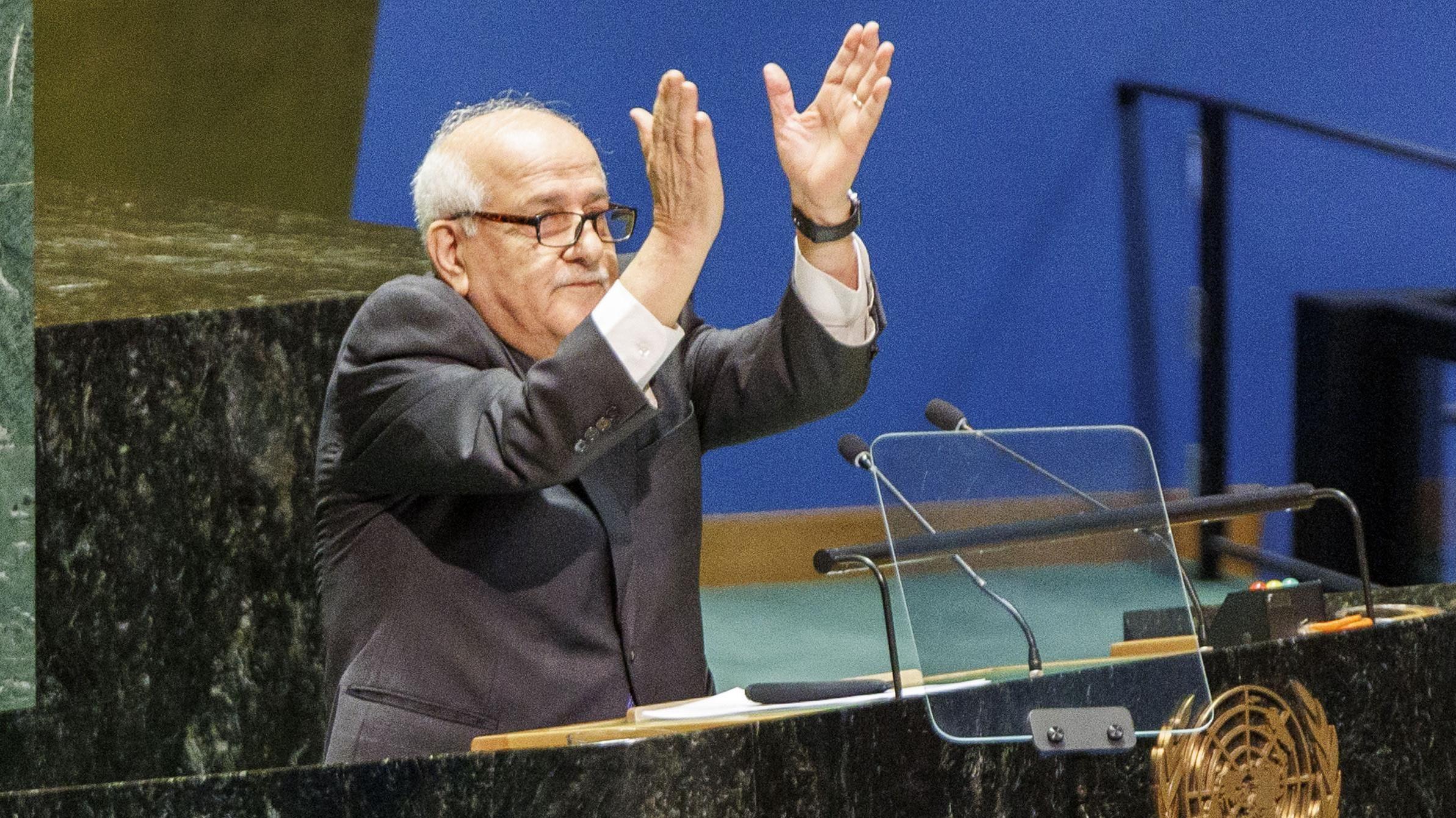 مندوب فلسطين لدى الأمم المتحدة، رياض منصور، يصفق بعد تصويت الجمعية العامة للأمم المتحدة على طلب فلسطين لتصبح عضواً كامل العضوية في الأمم المتحدة