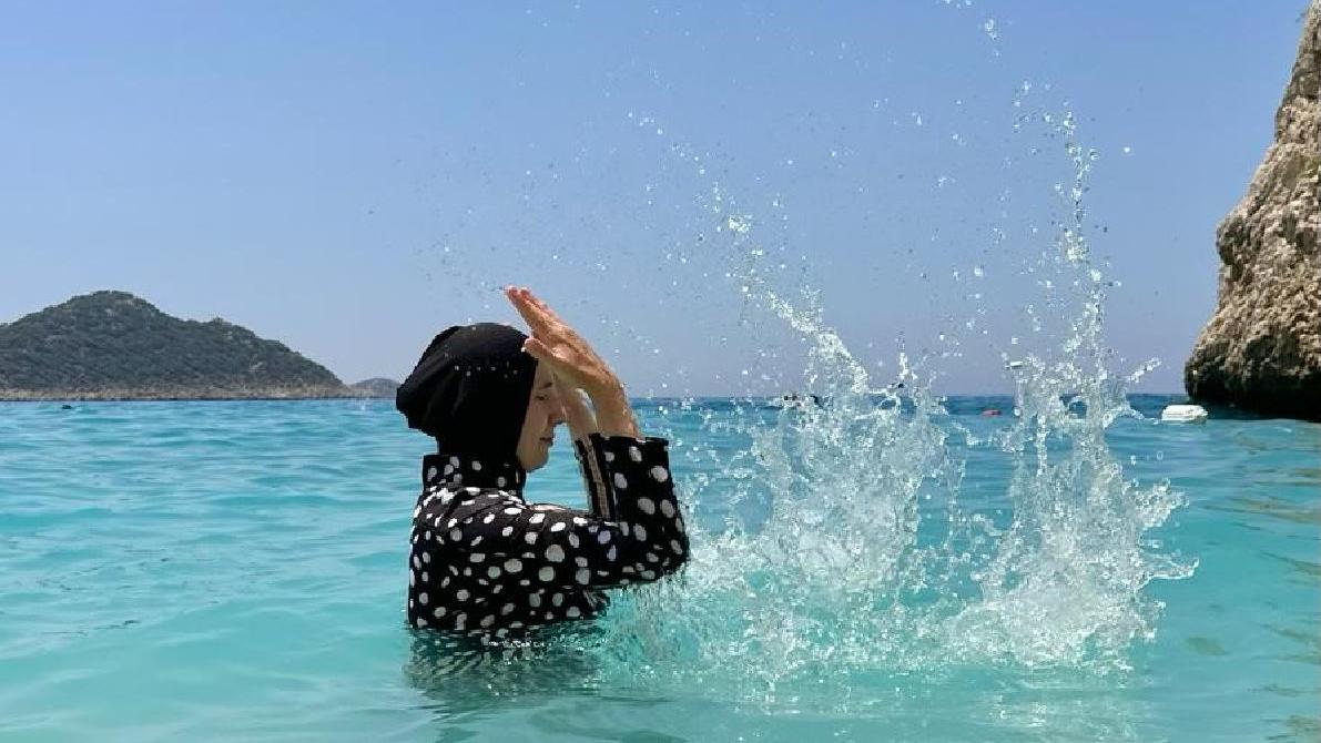 العطلات الحلال: "لا أرغب برؤية أناس شبه عراة في الفنادق التي أقصدها" 17 Hacer Sucuoglu Adiguzel taking a dip in sea