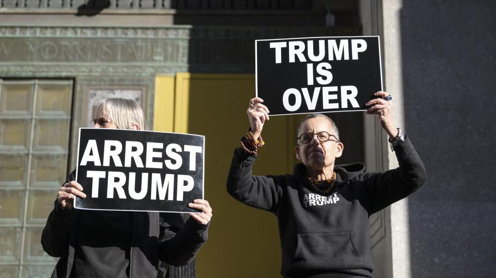 New York'ta Trump'ın tutuklanması çağrısı yapan iki kişi...