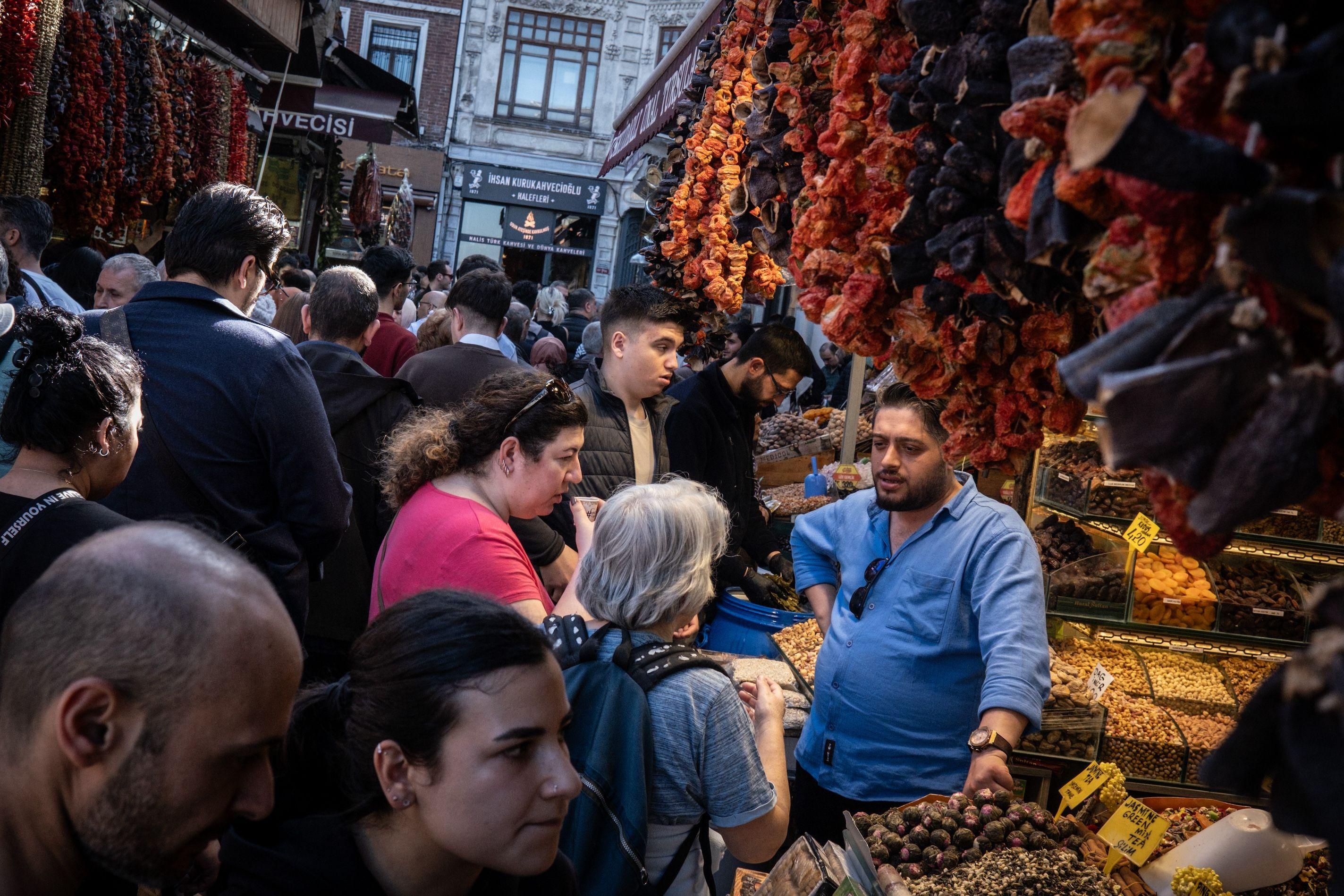 Pessoas em mercado a céu aberto 