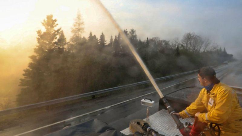 Um bombeiro na área de Nova Escócia, no Canadá, tenta apagar os incêndios