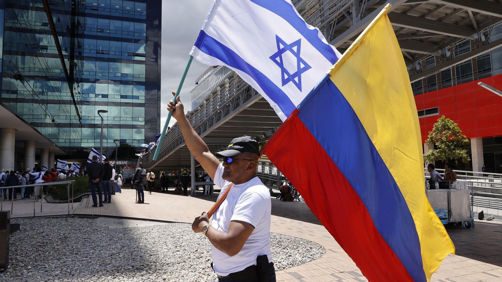 مؤيد للعلاقات الإسرائيلية الكولومبية يرفع العلمين.