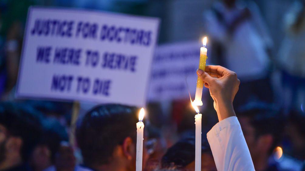 Dokter senior dan dokter residen mengambil bagian dalam pawai menyalakan lilin selama protes dan pemogokan nasional terhadap pemerkosaan dan pembunuhan dokter perempuan di RG Kar Medical College dan rumah sakit Kolkata, pada 17 Agustus 2024 di Allahabad, India.