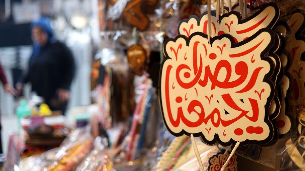 صورة لميدالية كُتب عليها: "رمان يجمعنا".