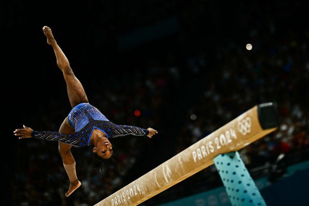 Simone Biles en la barra de equilibrio