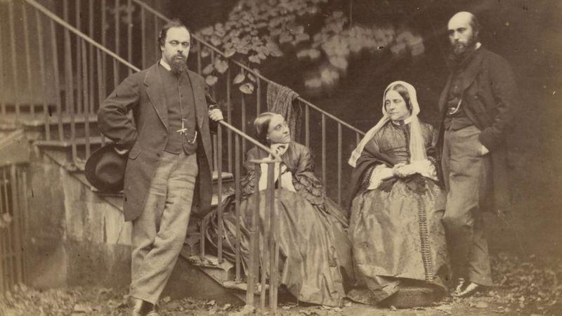 Nesta foto tirada na casa de Dante Gabriel (à esquerda), em Chelsea, estão sua irmã Christina, sua mãe e William Michael (irmão e crítico de arte)