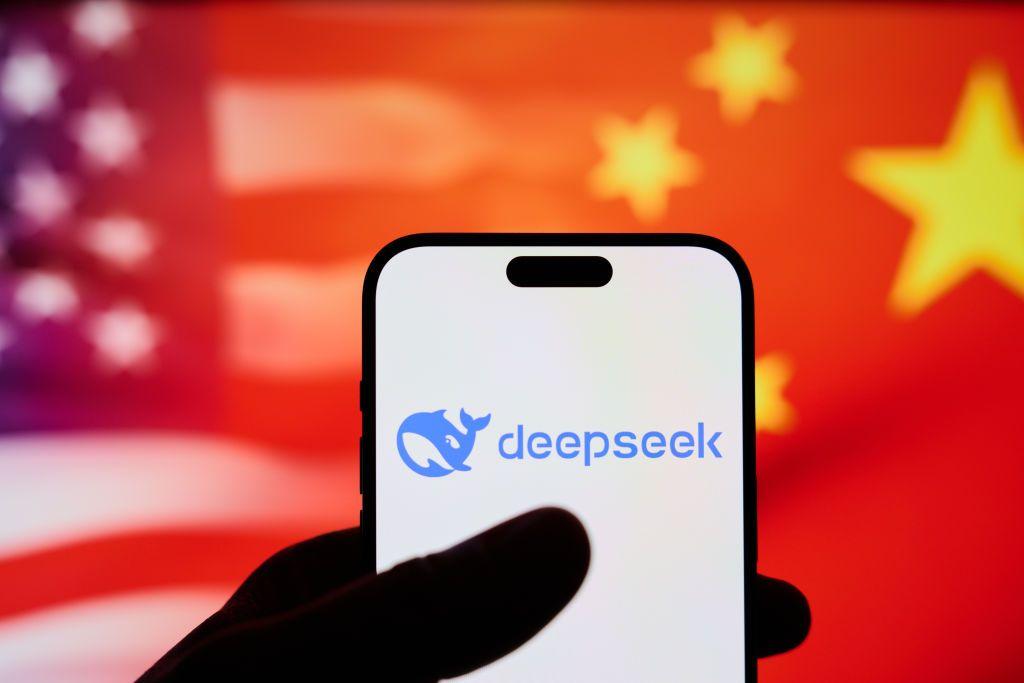 Un celular con la imagen de DeepSeek frente a banderas de EE.UU. y China