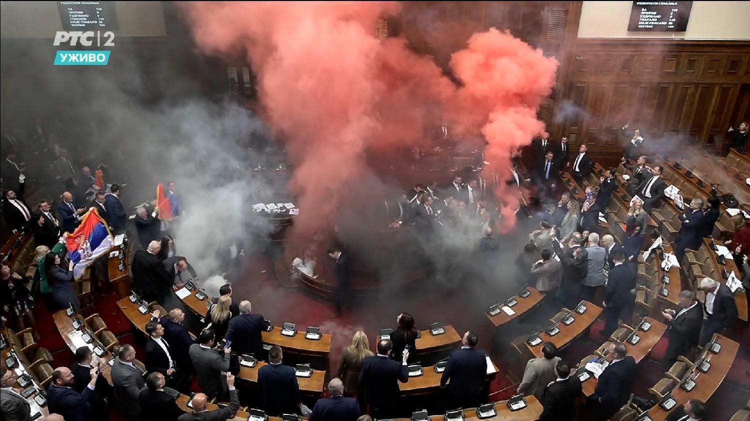 Dimnve bombe i baklje u Skupštini Srbije