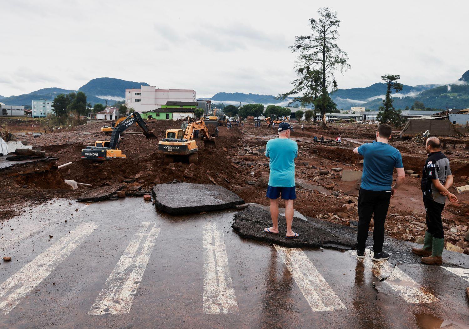 carretera destruida por las lluvias en el sur de brasil 