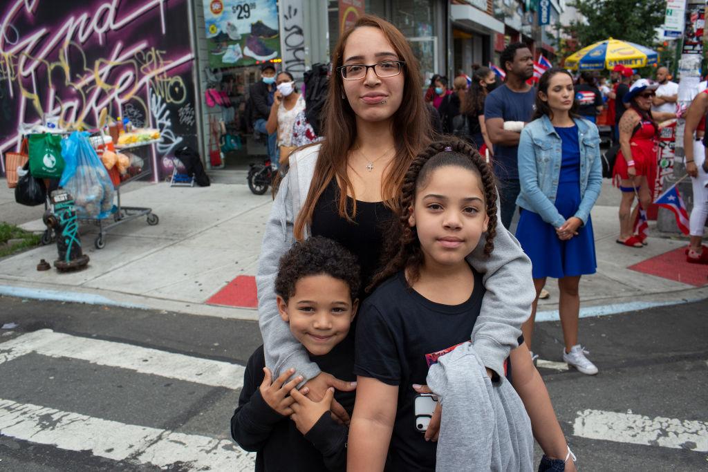 Familia puertorriqueña en las calles de Nueva York