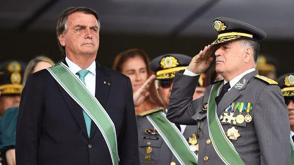 General Freire Gomes bate continência para o então presidente Jair Bolsonaro