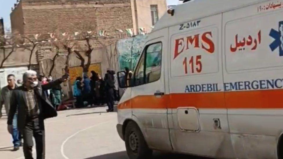 Erdebil'de bir okula giden ambulans