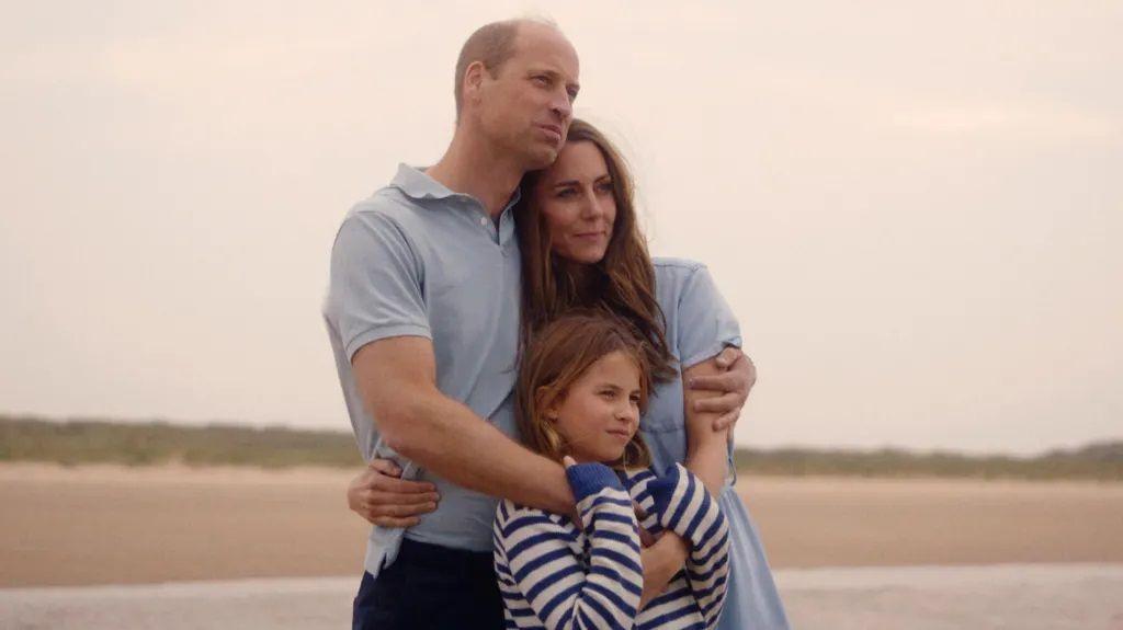 A imagem mostra o princípie William abraçado com Kate e com a filha, a prinecsa Charlote. 