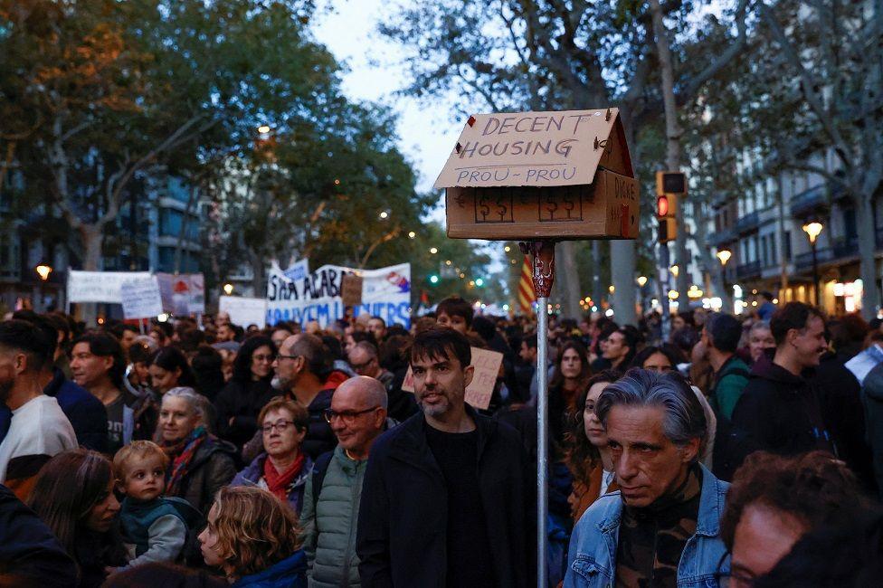 Manifestantes con una pancarta que dice: Vivienda decente