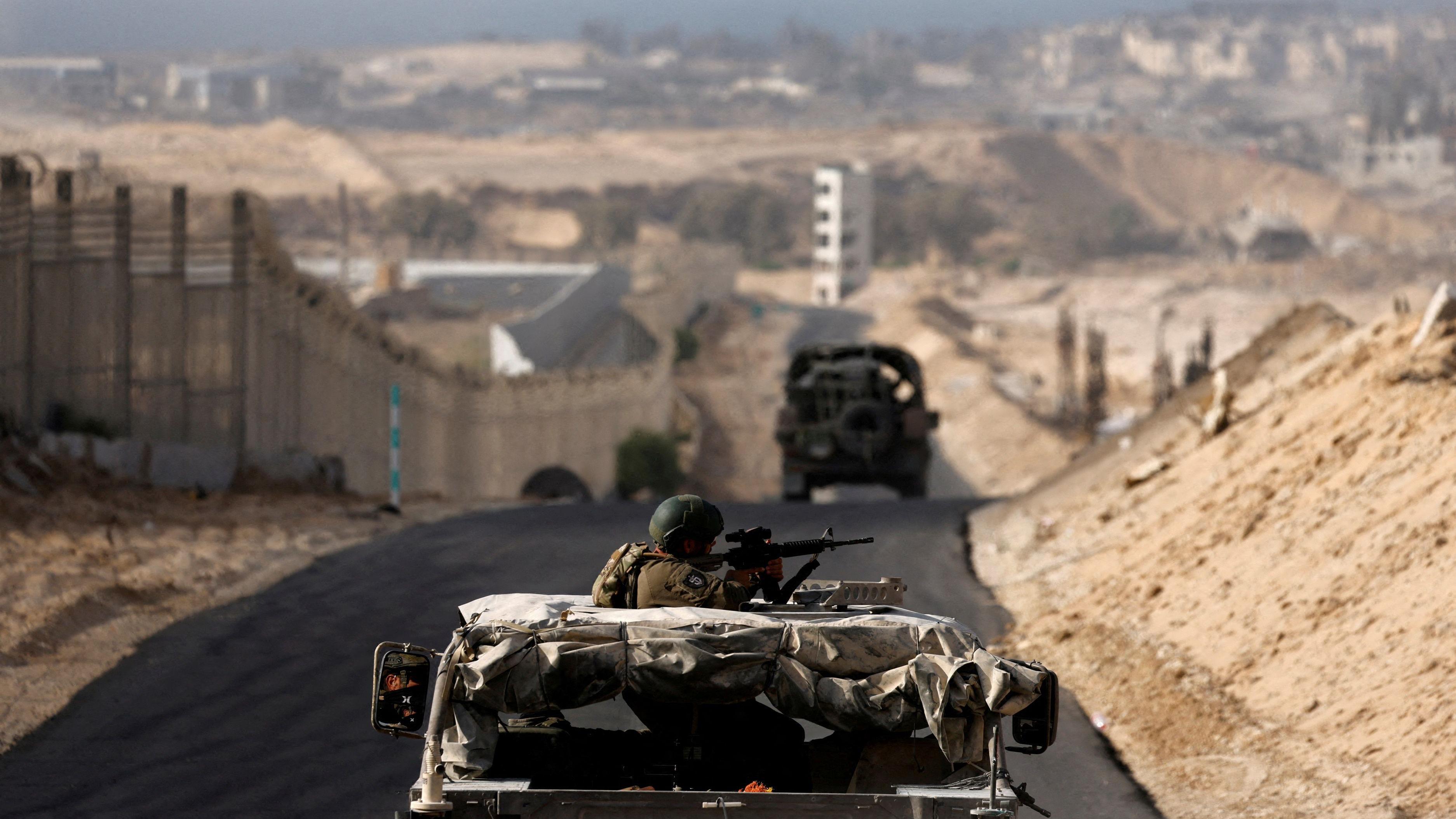 صورة سابقة لمرور مركبات عسكرية إسرائيلية عبر ممر فيلادلفيا في جنوب قطاع غزة