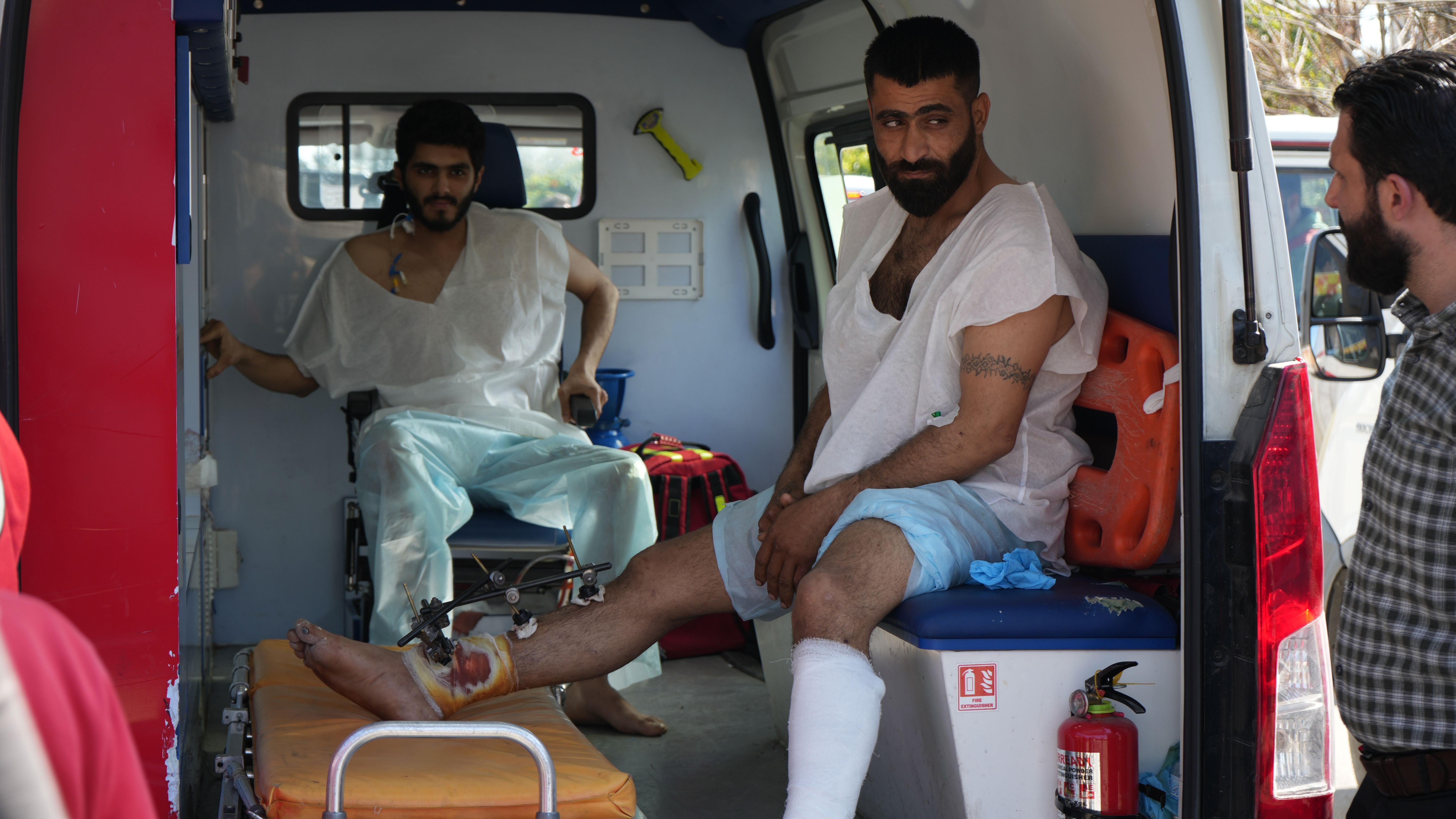 نقلت سيارات إسعاف تابعة للهلال الأحمر السوري مصابين علويين لجأوا إلى قاعدة حميميم الجوية الروسية قرب اللاذقية (11 آذار/مارس 2025)