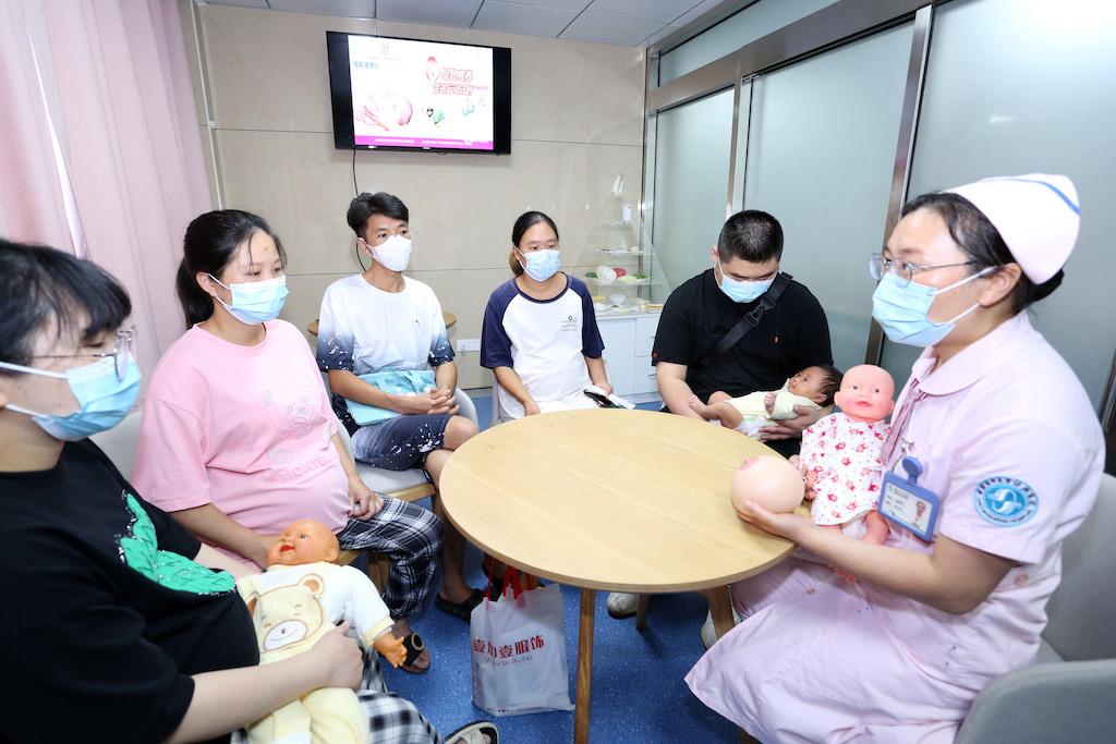 A hospital obstetrician answers frequently asked questions and provides guidance and suggestions on breastfeeding to pregnant women and their families in Shaoxing, Zhejiang province, China.