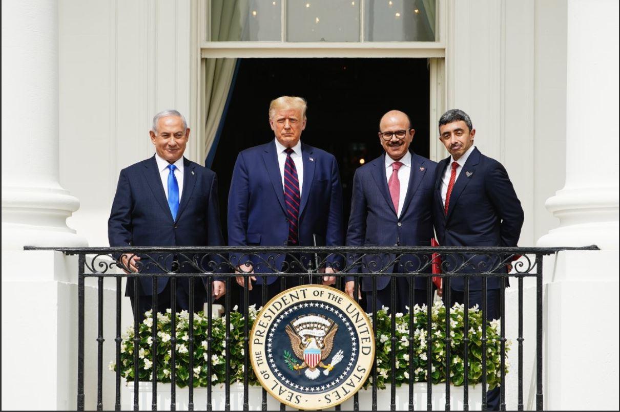 رئيس الوزراء الإسرائيلي بنيامين نتنياهو والرئيس الأمريكي دونالد ترامب ووزيرا خارجية البحرين والإمارات خلال مراسم توقيع معاهدة إبراهيم في البيت الأبيض