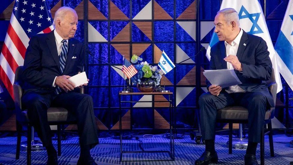 Benjamin Netanyahu conversando com o presidente americano, Joe Biden