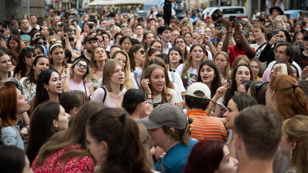 Fans de Taylor Swift en la Stephanplatz de Viena