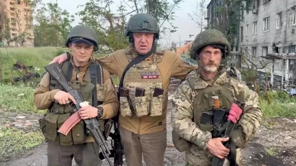 Foto de arquivo de Yevgeny Prigozhin com mercenários na Ucrânia