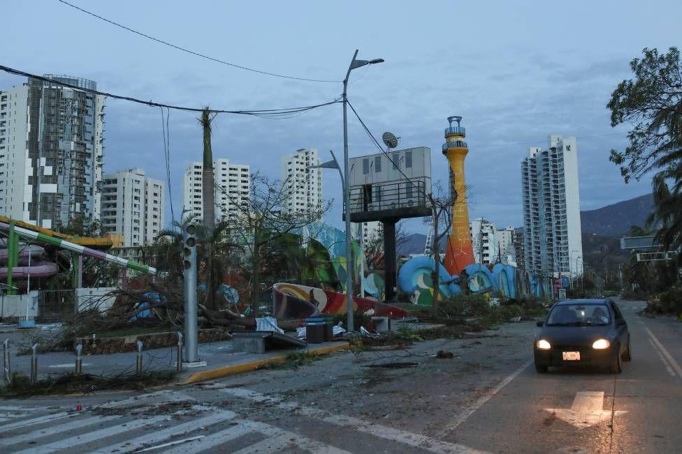 Un automóvil pasa por los daños causados por el huracán Otis en Acapulco, México, 26 de octubre de 2023. 