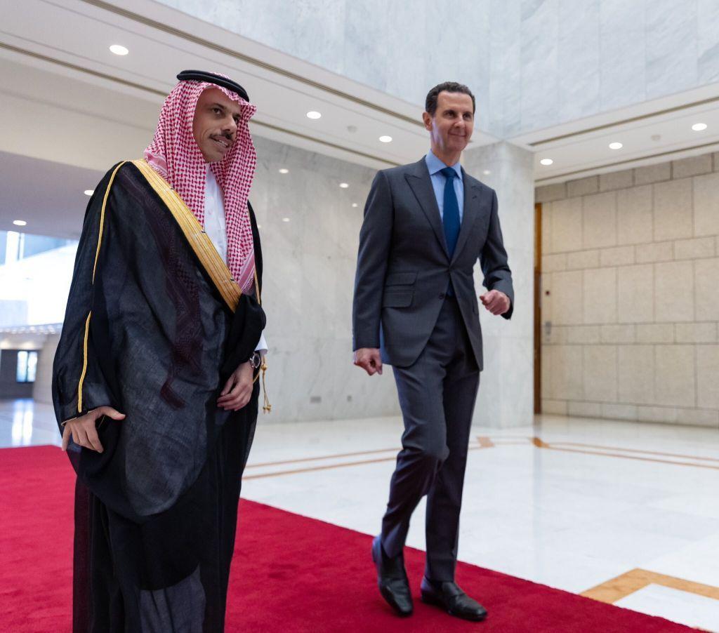 Faisal bin Farhan Al Saud, ministro de Asuntos Exteriores de Arabia Saudita, reunido con Bashar al Assad el 18 de abril de 2023 en Damasco, Siria.