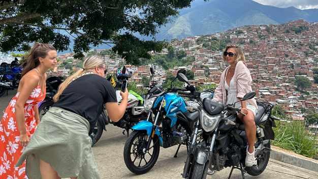 Las turistas rusas encuentran atractivo un barrio popular como Petare.