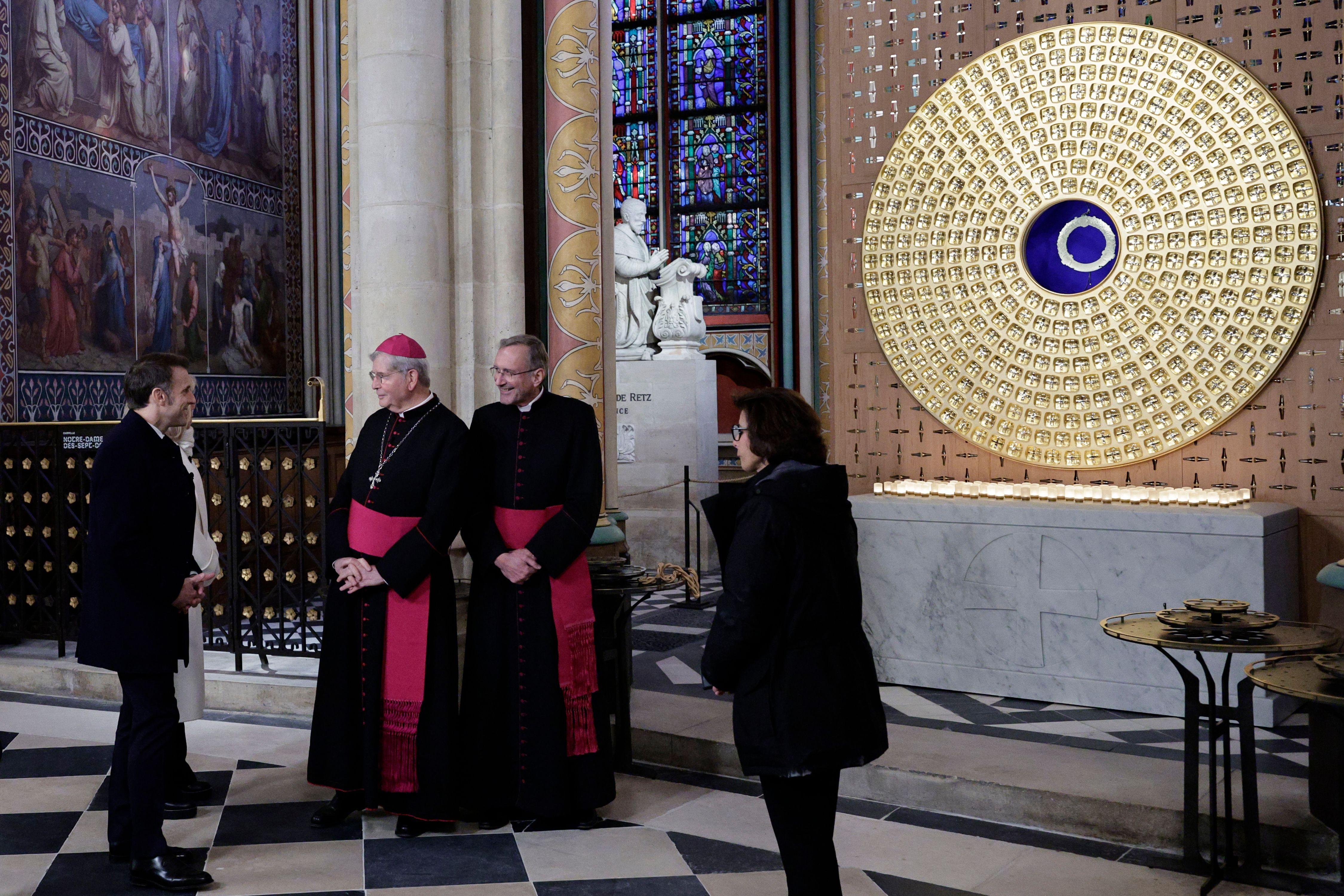 Macron y varios religiosos ante el relicario de la Corona de espinas.